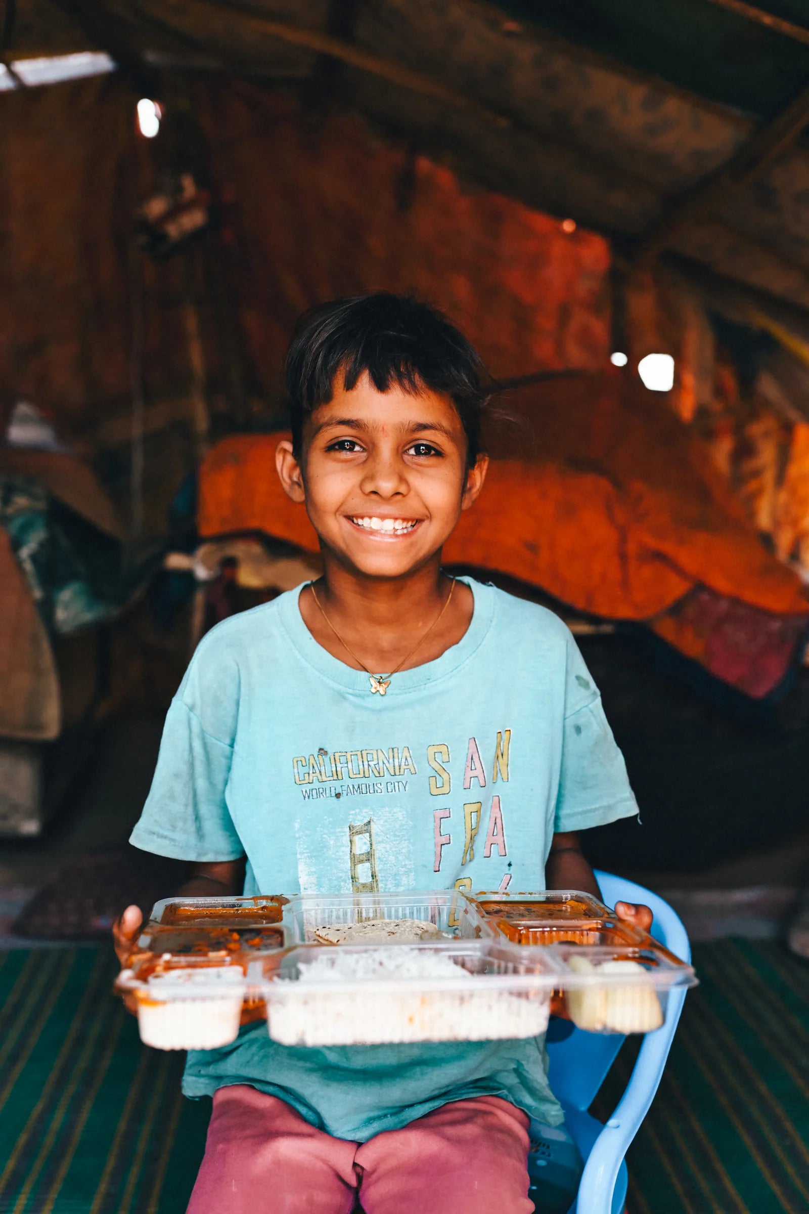Un enfant recevant un repas financé par Butterfly