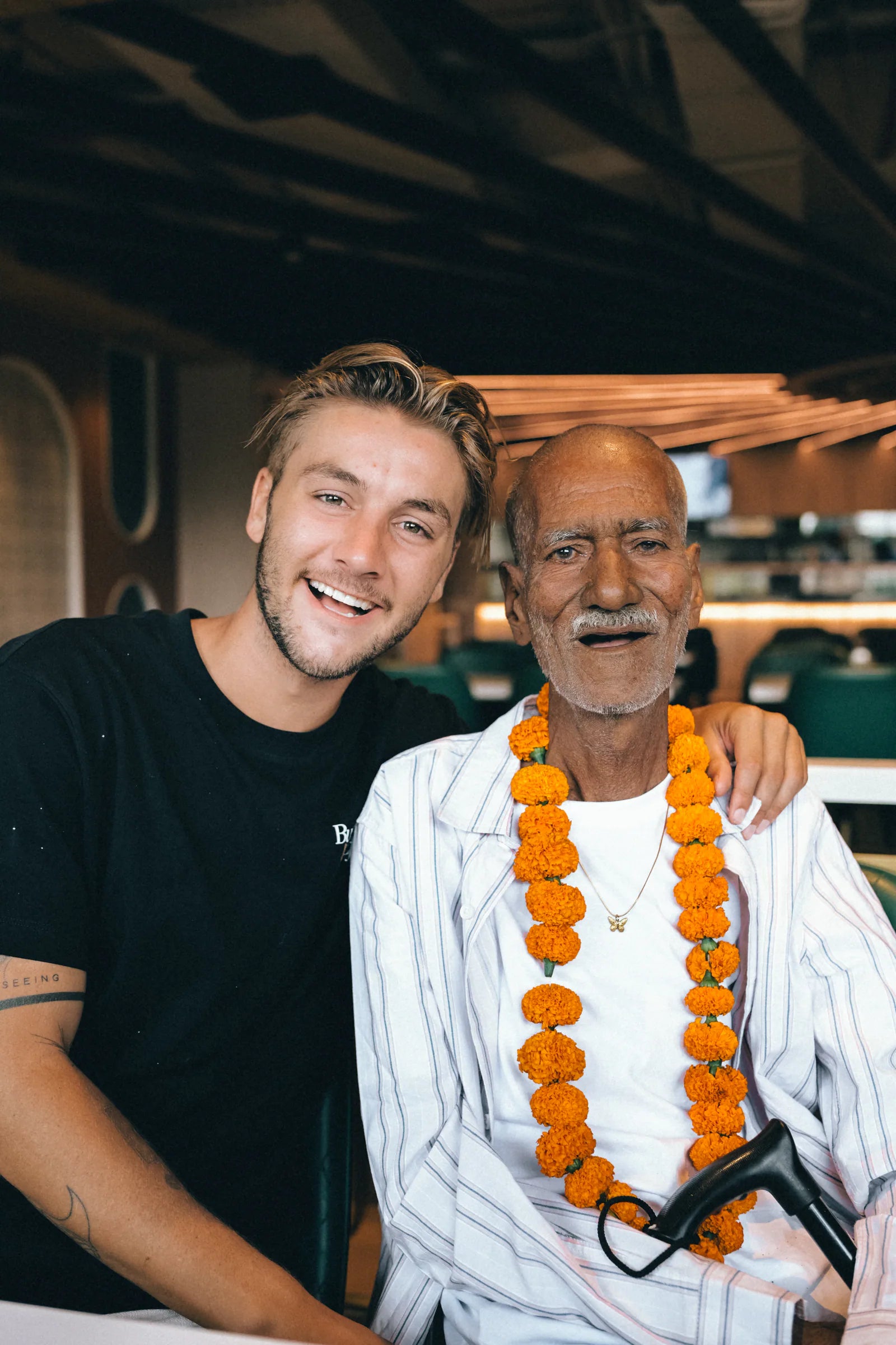 Lee partageant un moment avec quelqu’un lors d’un voyage solidaire