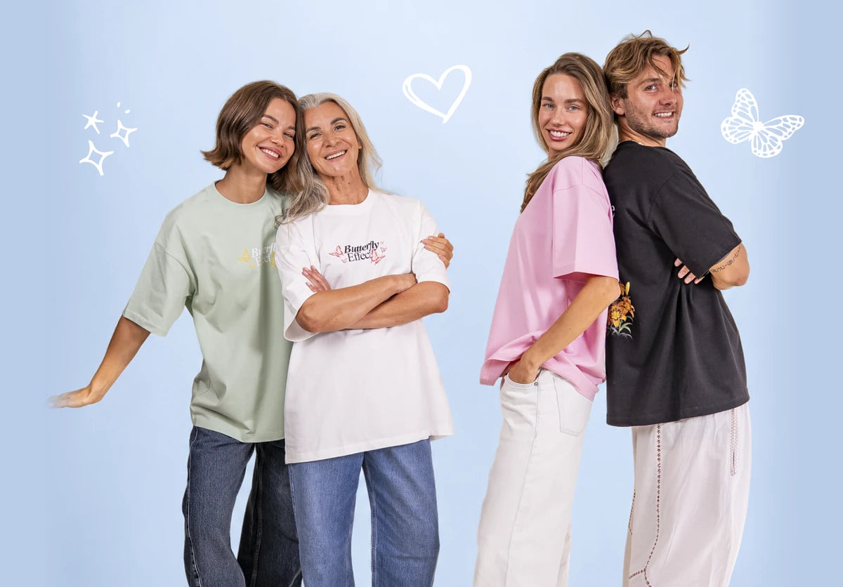 Vier mensen die T-shirts uit de Butterfly Effect-collectie dragen