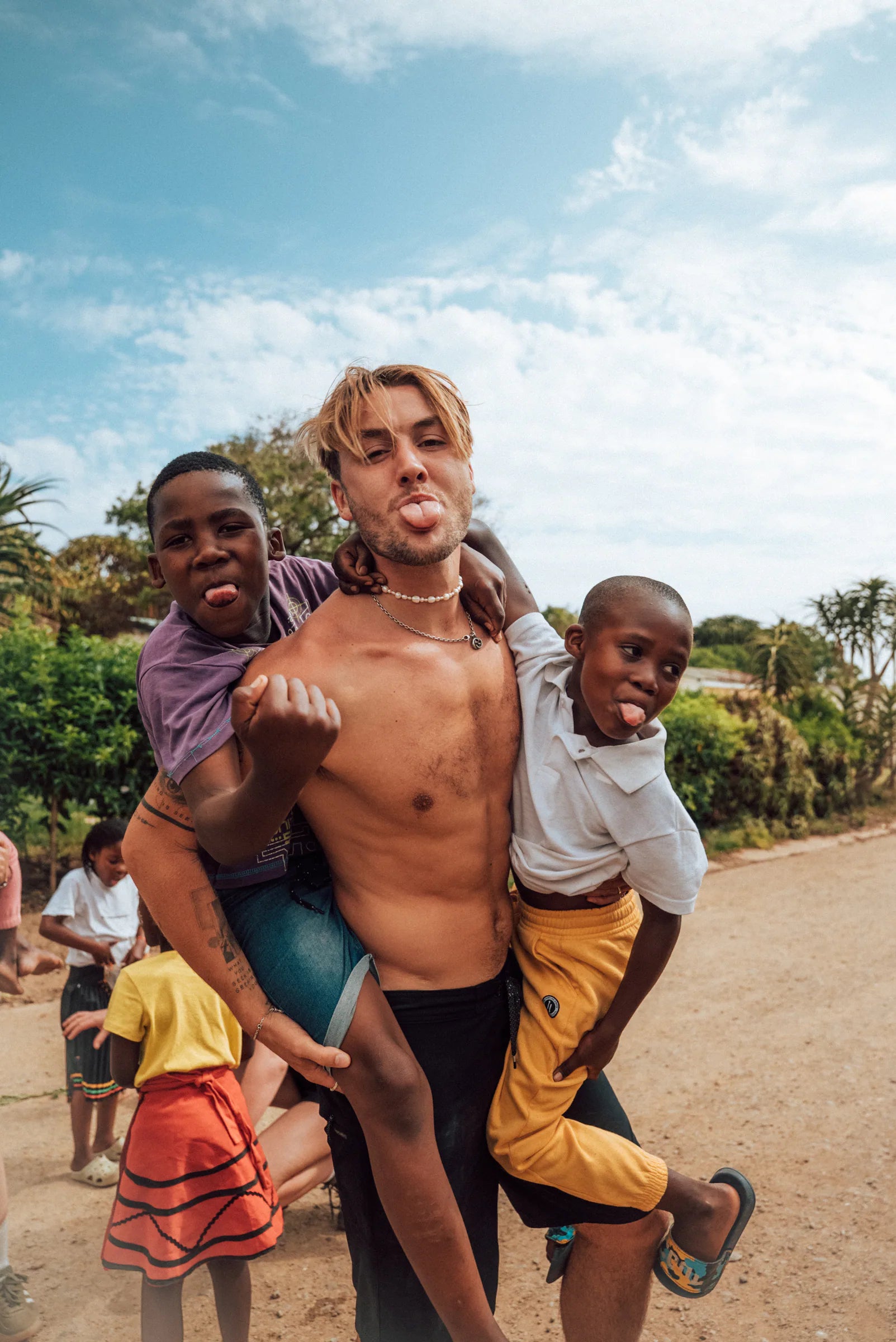 Lee partage un moment ludique avec des enfants